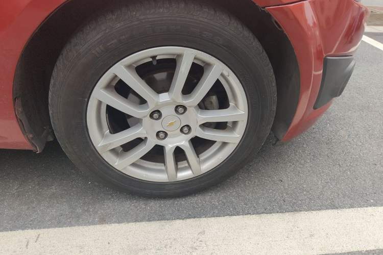 Used Chevrolet Aveo Sonic 2011 Hatchback 1.6L AT SX Right Front Wheel Hub