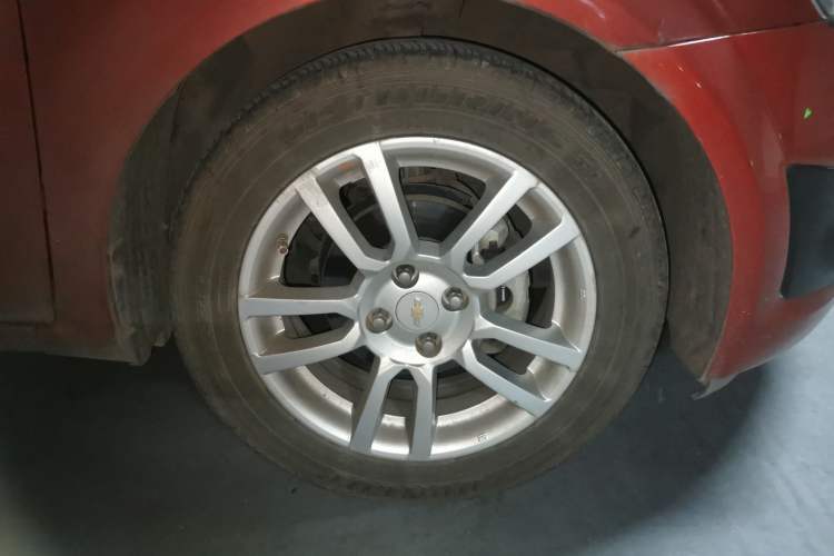 Used Chevrolet Aveo Sonic 2011 Hatchback 1.6L MT SX Right Front Wheel Hub