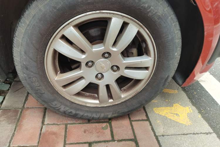 Used Chevrolet Aveo Sonic 2011 Sedan 1.4L Manual Transmission SE Right Front Wheel Hub
