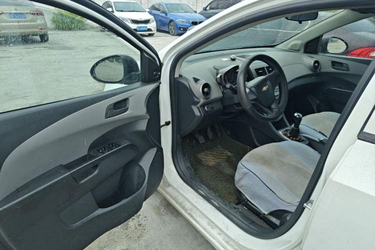 Used Chevrolet Aveo Sonic 2011 Hatchback 1.4L MT SL Driver Seat