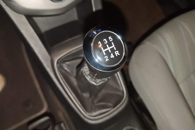 Used Chevrolet Aveo Sonic 2011 Sedan 1.4L MT SL Gear Lever