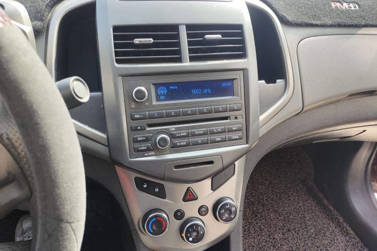 Used Chevrolet Aveo Sonic 2011 Sedan 1.4L MT SL Audio And AC Panel