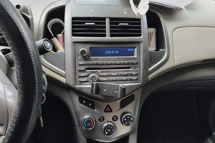 Used Chevrolet Aveo Sonic 2011 Sedan 1.4L MT SL Audio And AC Panel