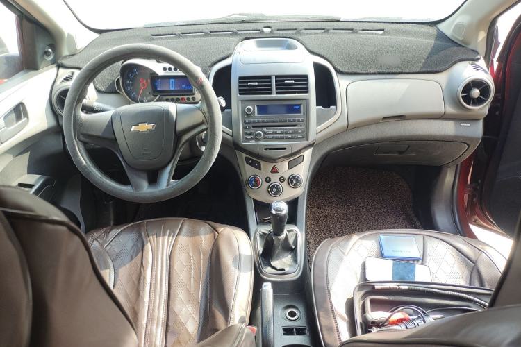 Used Chevrolet Aveo Sonic 2011 Sedan 1.4L MT SL Center Console