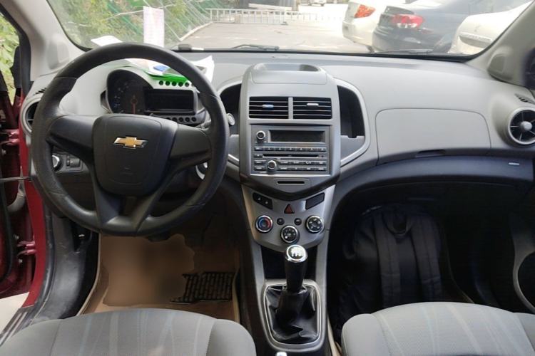 Used Chevrolet Aveo Sonic 2011 Sedan 1.4L MT SL Center Console