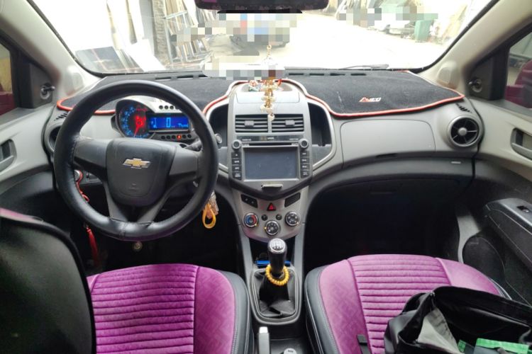 Used Chevrolet Aveo Sonic 2011 Sedan 1.4L MT SL Center Console