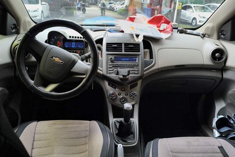 Used Chevrolet Aveo Sonic 2011 Sedan 1.4L MT SL Center Console