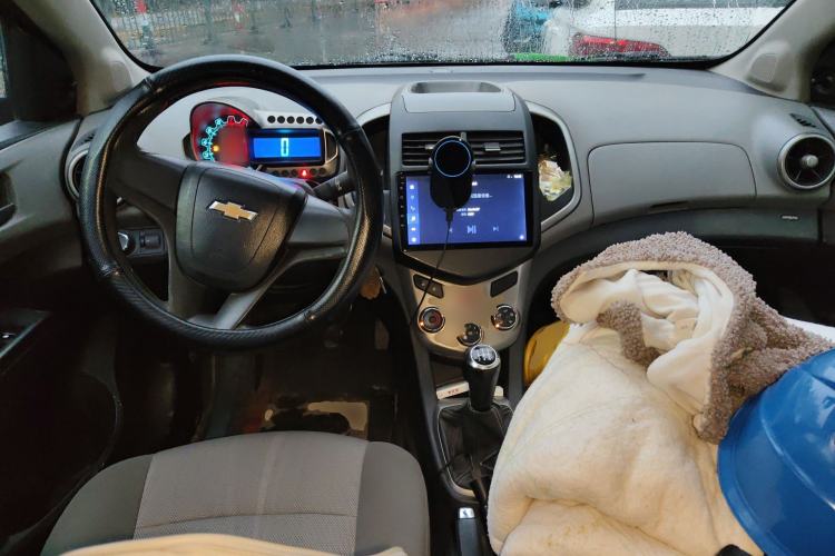 Used Chevrolet Aveo Sonic 2011 Sedan 1.4L MT SL Center Console