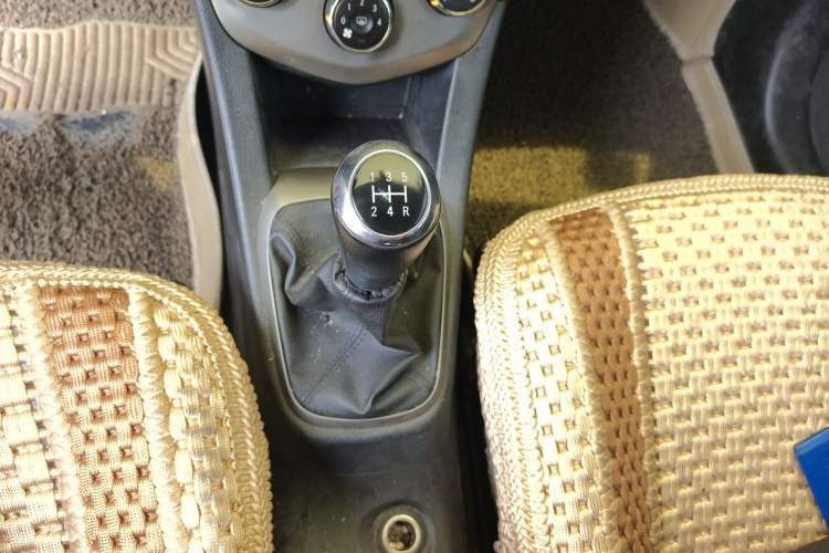 Used Chevrolet Aveo Sonic 2011 Sedan 1.4L Manual Transmission SE Gear Lever