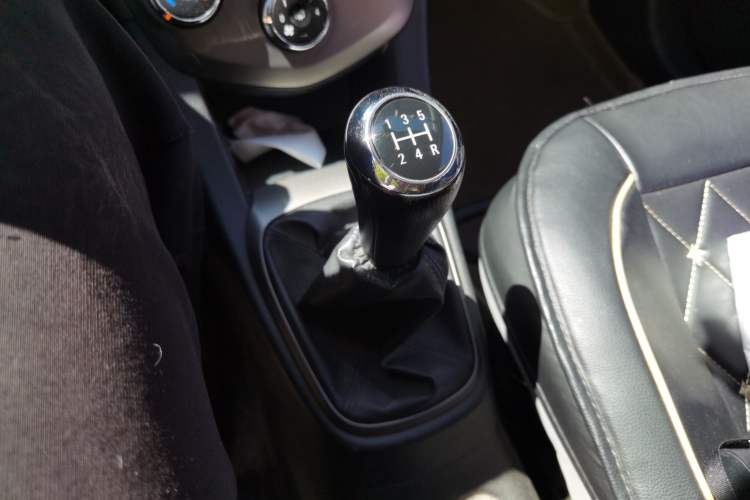 Used Chevrolet Aveo Sonic 2011 Sedan 1.4L MT SL Gear Lever