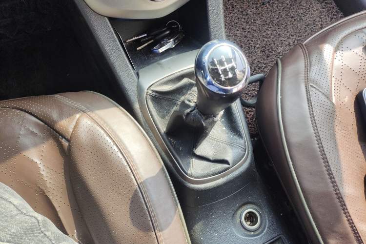 Used Chevrolet Aveo Sonic 2011 Sedan 1.4L MT SL Gear Lever