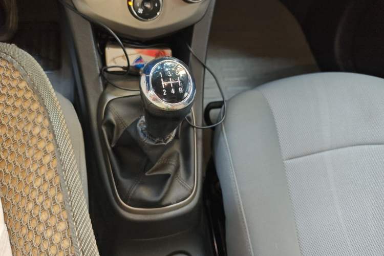Used Chevrolet Aveo Sonic 2011 Sedan 1.4L Manual Transmission SE Gear Lever