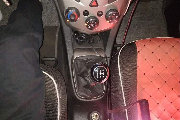 Used Chevrolet Aveo Sonic 2011 Sedan 1.4L Manual Transmission SE Gear Lever