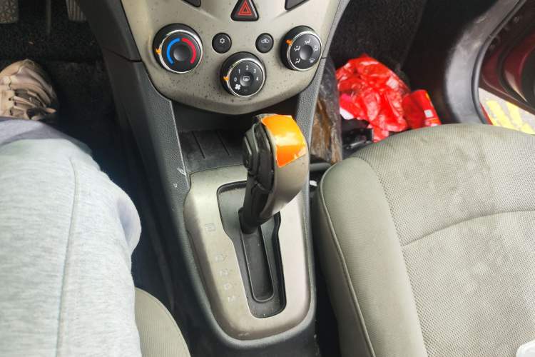 Used Chevrolet Aveo Sonic 2011 Sedan 1.4L Automatic SL Gear Lever