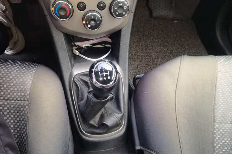 Used Chevrolet Aveo Sonic 2011 Sedan 1.4L MT SL Gear Lever