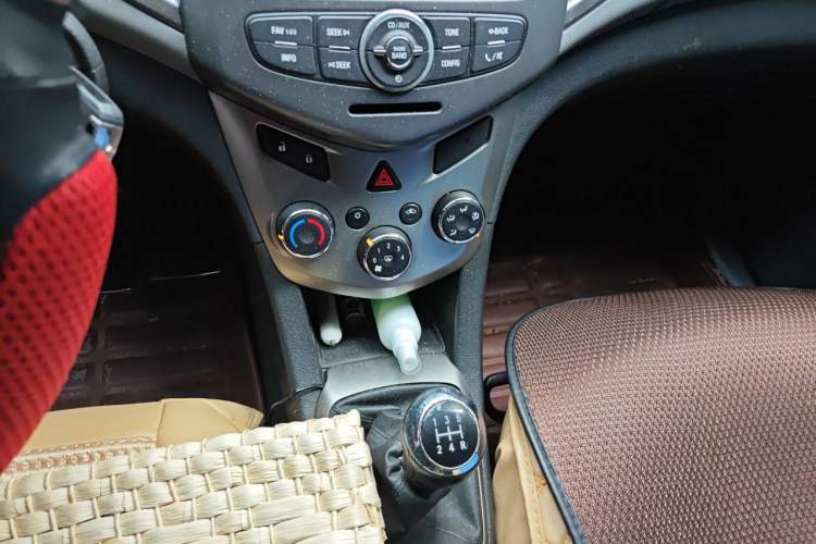 Used Chevrolet Aveo Sonic 2011 Sedan 1.4L Manual Transmission SE Gear Lever