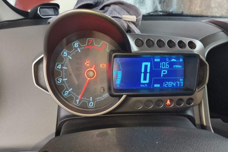 Used Chevrolet Aveo Sonic 2011 Hatchback 1.6L AT SX Instrument Cluster