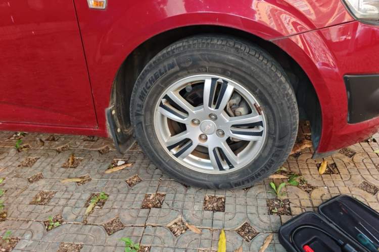 Used Chevrolet Aveo Sonic 2011 Sedan 1.4L Manual Transmission SE Right Front Wheel Hub