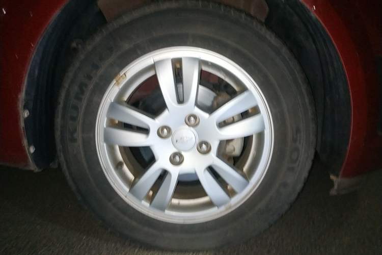 Used Chevrolet Aveo Sonic 2011 Sedan 1.4L Manual Transmission SE Right Front Wheel Hub