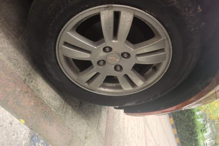 Used Chevrolet Aveo Sonic 2011 Sedan 1.4L Manual Transmission SE Right Front Wheel Hub