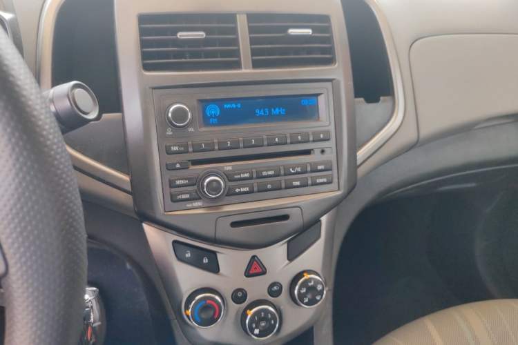 Used Chevrolet Aveo Sonic 2011 Sedan 1.4L MT SL Audio And AC Panel