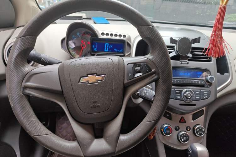 Used Chevrolet Aveo Sonic 2011 Sedan 1.4L Automatic SE Center Console