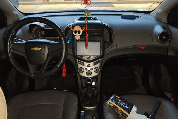Used Chevrolet Aveo Sonic 2011 Sedan 1.4L MT SL Center Console