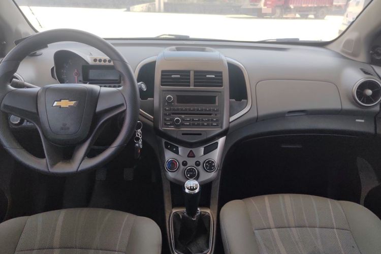 Used Chevrolet Aveo Sonic 2011 Sedan 1.4L MT SL Center Console