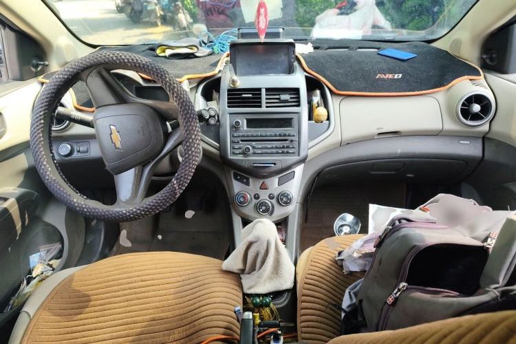 Used Chevrolet Aveo Sonic 2011 Sedan 1.4L MT SL Center Console