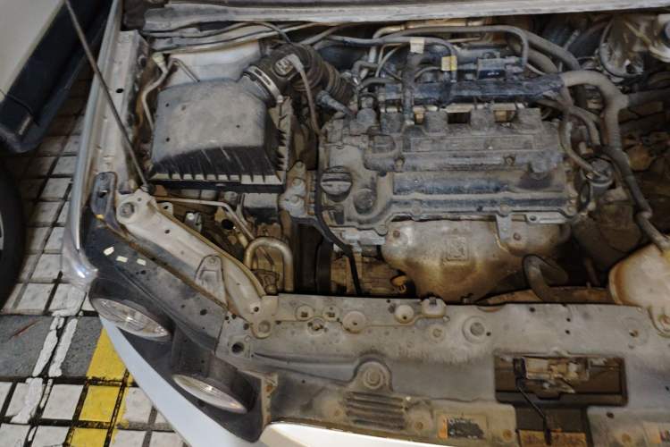 Used Chevrolet Aveo Sonic 2011 Sedan 1.4L MT SL Engine Bay Right