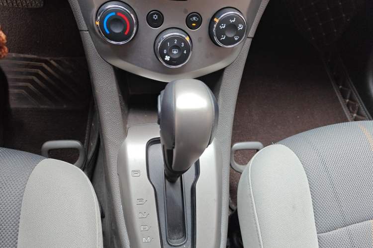 Used Chevrolet Aveo Sonic 2011 Sedan 1.4L Automatic SE Gear Lever