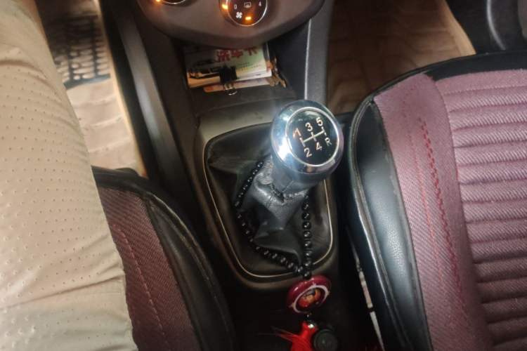 Used Chevrolet Aveo Sonic 2011 Sedan 1.4L Manual Transmission SE Gear Lever