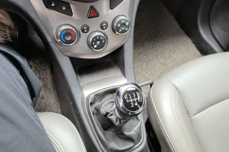 Used Chevrolet Aveo Sonic 2011 Hatchback 1.6L MT SX Gear Lever