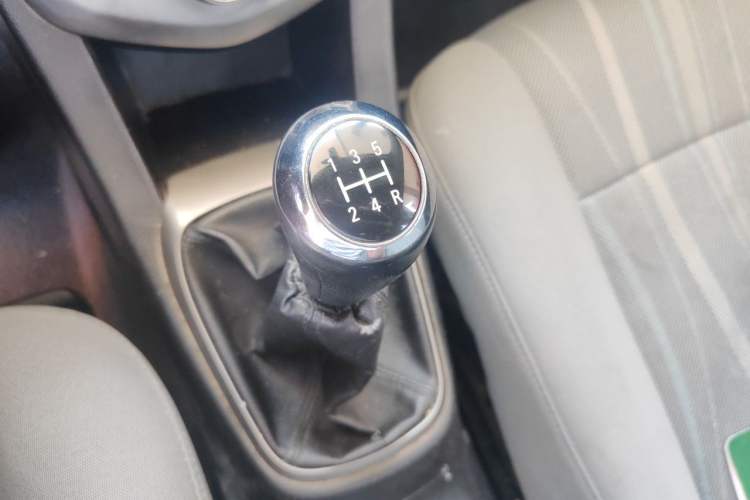 Used Chevrolet Aveo Sonic 2011 Sedan 1.4L MT SL Gear Lever