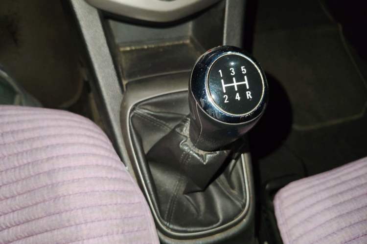 Used Chevrolet Aveo Sonic 2011 Hatchback 1.4L MT SE Gear Lever