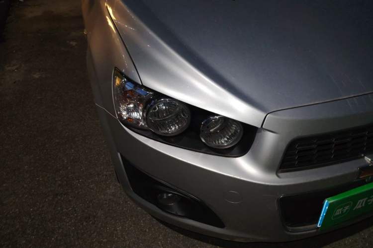 Used Chevrolet Aveo Sonic 2011 Hatchback 1.4L MT SE Right Front Headlight