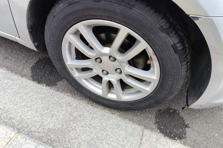 Used Chevrolet Aveo Sonic 2011 Hatchback 1.6L MT SX Right Front Wheel Hub