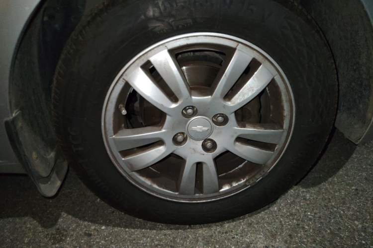 Used Chevrolet Aveo Sonic 2011 Hatchback 1.4L MT SE Right Front Wheel Hub