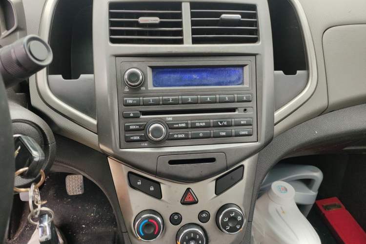 Used Chevrolet Aveo Sonic 2011 Sedan 1.4L MT SL Audio And AC Panel