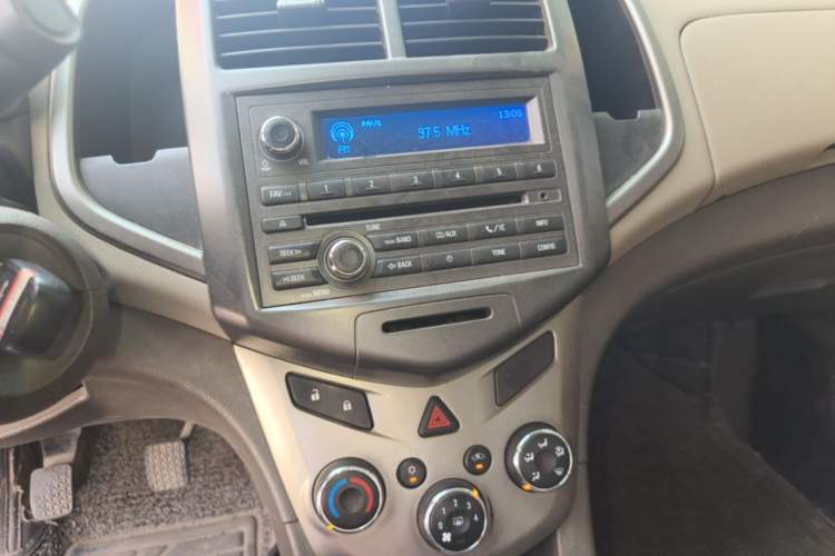 Used Chevrolet Aveo Sonic 2011 Sedan 1.4L MT SL Audio And AC Panel