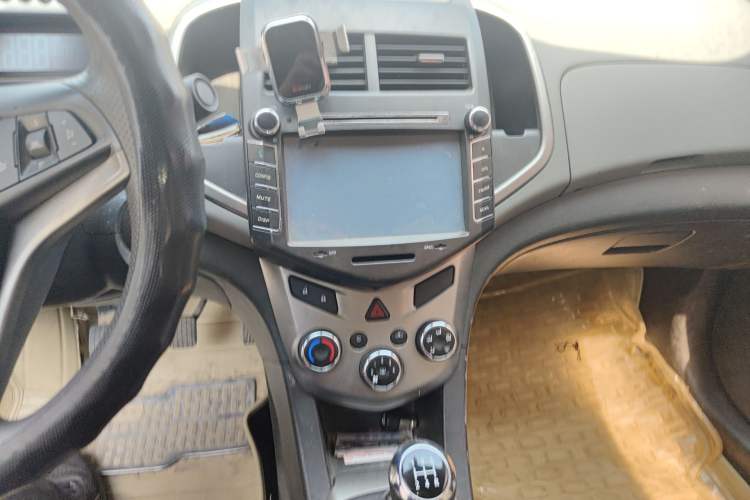 Used Chevrolet Aveo Sonic 2011 Sedan 1.4L MT SL Audio And AC Panel