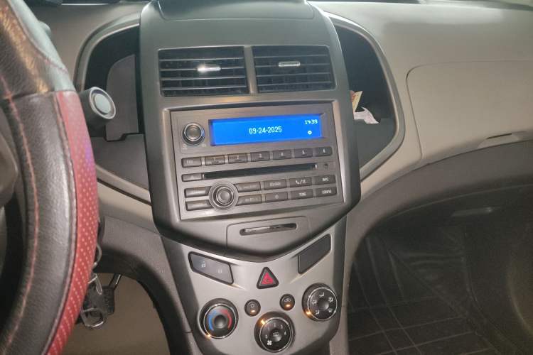 Used Chevrolet Aveo Sonic 2011 Sedan 1.4L MT SL Audio And AC Panel
