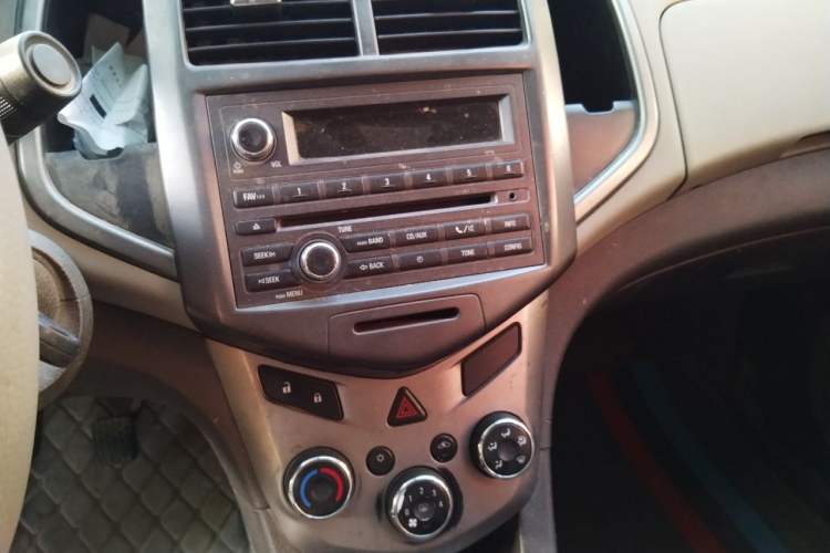 Used Chevrolet Aveo Sonic 2011 Sedan 1.4L MT SL Audio And AC Panel