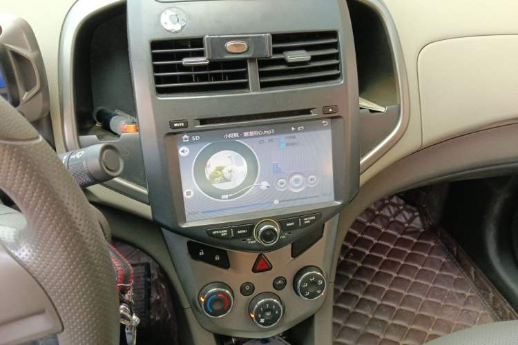 Used Chevrolet Aveo Sonic 2011 Sedan 1.4L MT SL Audio And AC Panel