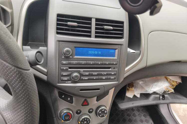 Used Chevrolet Aveo Sonic 2011 Sedan 1.4L MT SL Audio And AC Panel