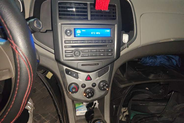 Used Chevrolet Aveo Sonic 2011 Sedan 1.4L MT SL Audio And AC Panel