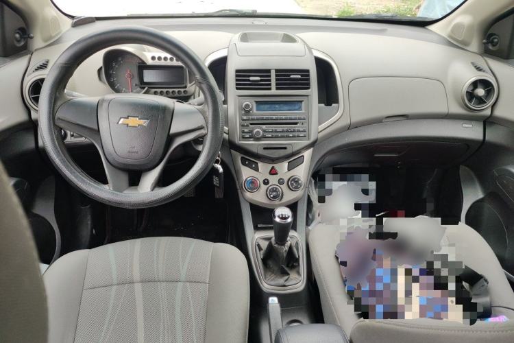 Used Chevrolet Aveo Sonic 2011 Sedan 1.4L MT SL Center Console