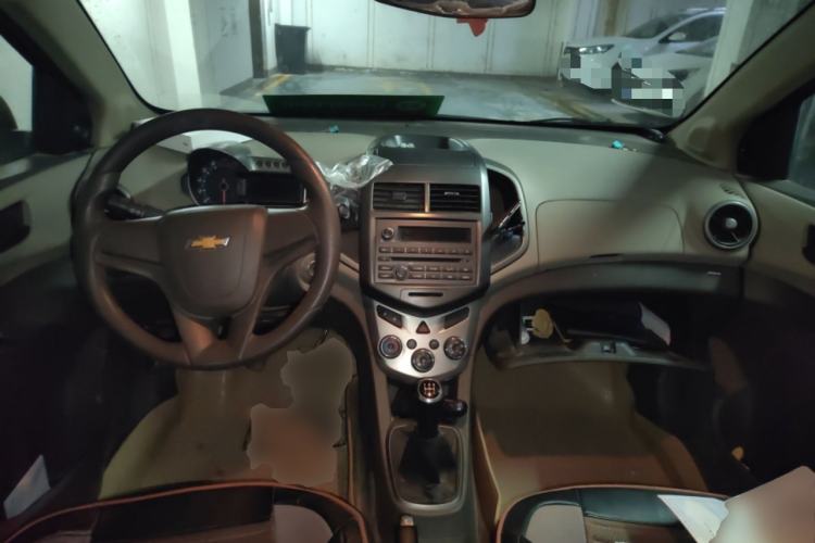 Used Chevrolet Aveo Sonic 2011 Sedan 1.4L MT SL Center Console