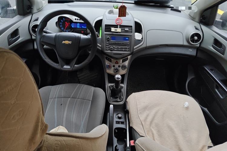 Used Chevrolet Aveo Sonic 2011 Sedan 1.4L MT SL Center Console