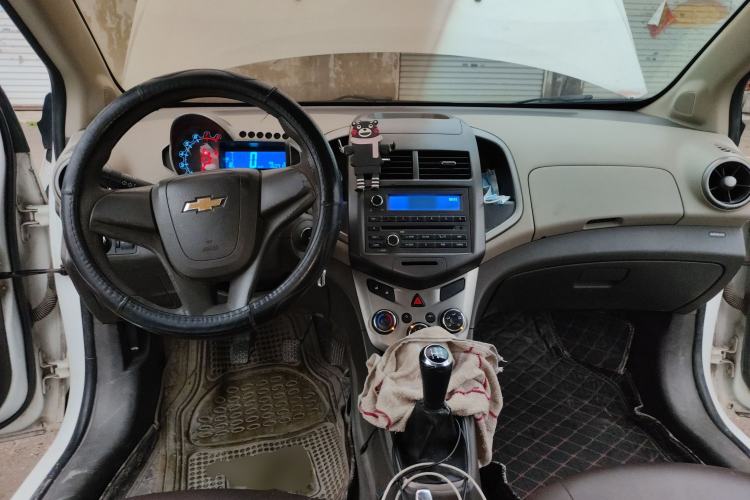 Used Chevrolet Aveo Sonic 2011 Sedan 1.4L MT SL Center Console